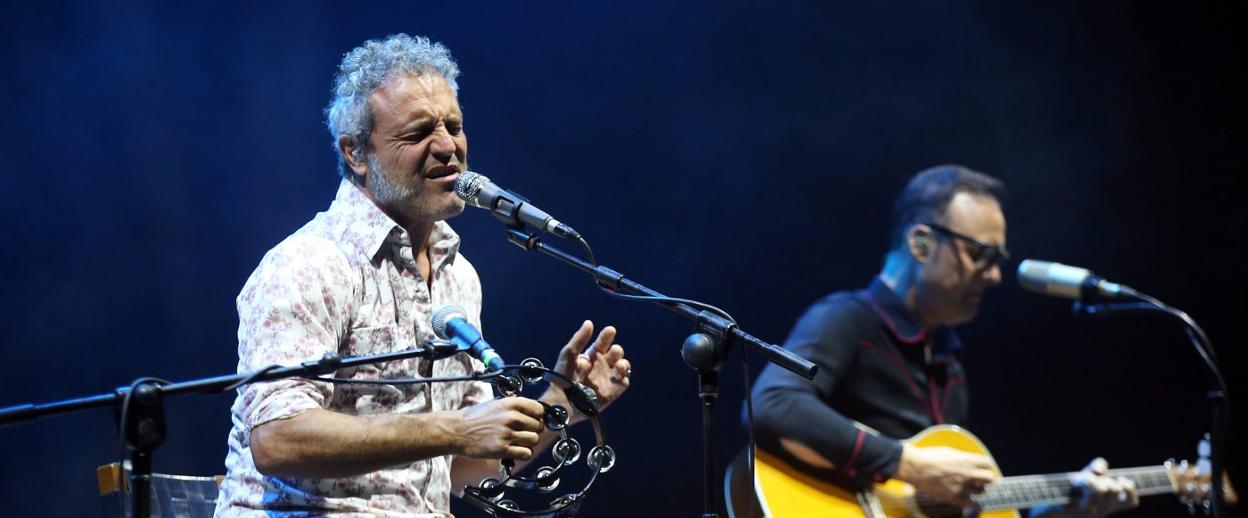 Carlos Tarque, al frente de M-Clan, con Ricardo Ruipérez a la guitarra, ayer. 