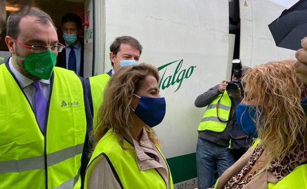 La ministra y el presidente del Principado se bajan del tren ya en Asturias y saludan a la alcadesa de Lena.