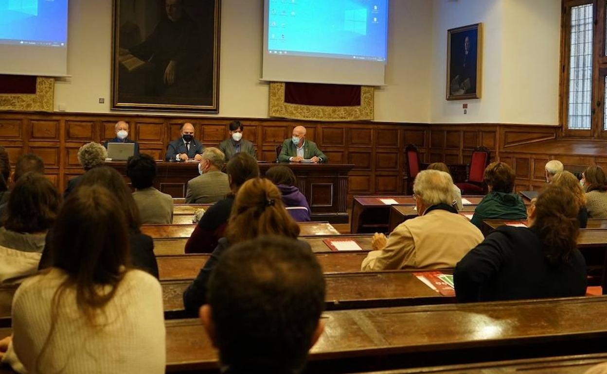 Un momento del acto de presentación del título.