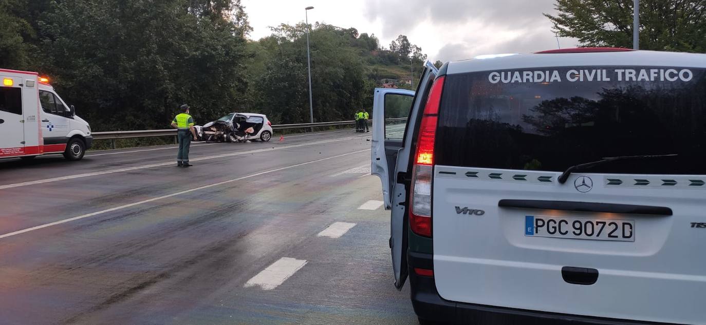 Una mujer de 64 años, vecina de Oviedo, ha fallecido en un accidente de tráfico registrado en la AS-116 en Olloniego. En el choque ha resultao herido grave el conductor de un segundo vehículo implicado.