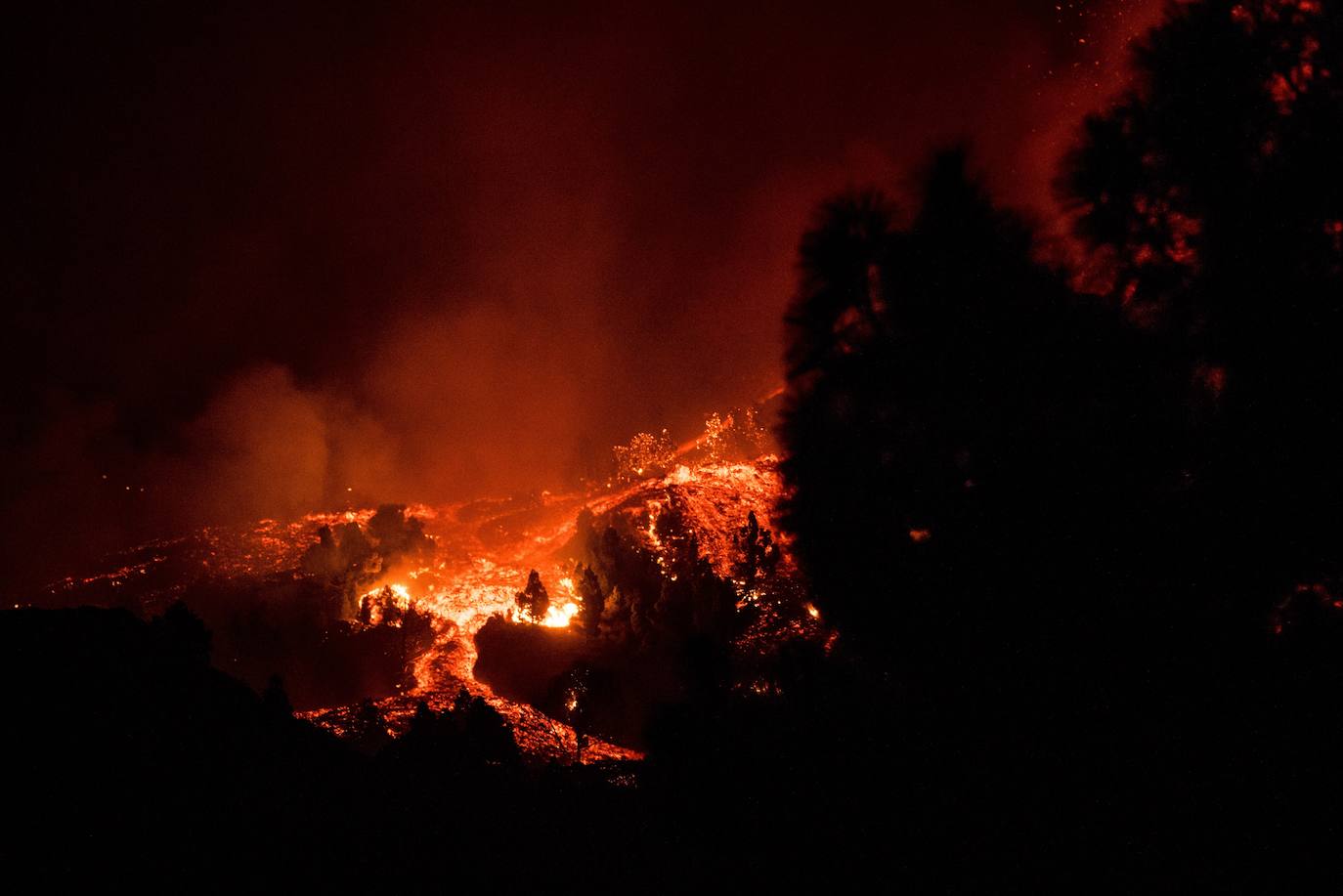 Una erupción volcánica ha comenzado este domingo en los alrededores de Las Manchas, en El Paso (La Palma), después de que el complejo de la Cumbre Vieja acumulara miles de terremotos en la última semana, conforme el magma iba presionando el subsuelo en su ascenso. Las autoridades habían comenzado horas antes evacuar a las personas con problemas de movilidad en cuatro municipios.