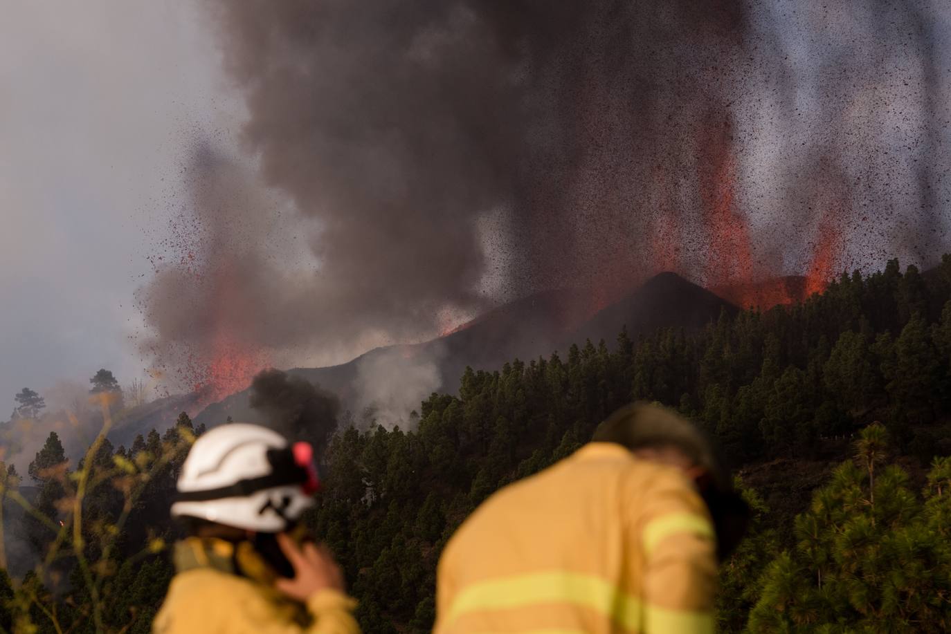 Una erupción volcánica ha comenzado este domingo en los alrededores de Las Manchas, en El Paso (La Palma), después de que el complejo de la Cumbre Vieja acumulara miles de terremotos en la última semana, conforme el magma iba presionando el subsuelo en su ascenso. Las autoridades habían comenzado horas antes evacuar a las personas con problemas de movilidad en cuatro municipios.