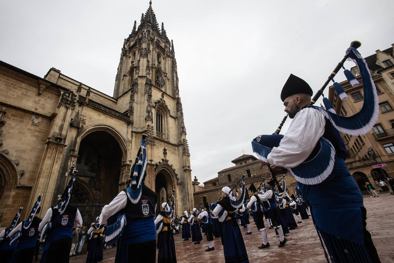 El reparto del bollo entre los socios de la SOF se llevó a cabo en la Plaza de España y les paxarines, las tradicionales figuras de pan, volvieron a la puerta de la Catedral tras el parón por la pandemia