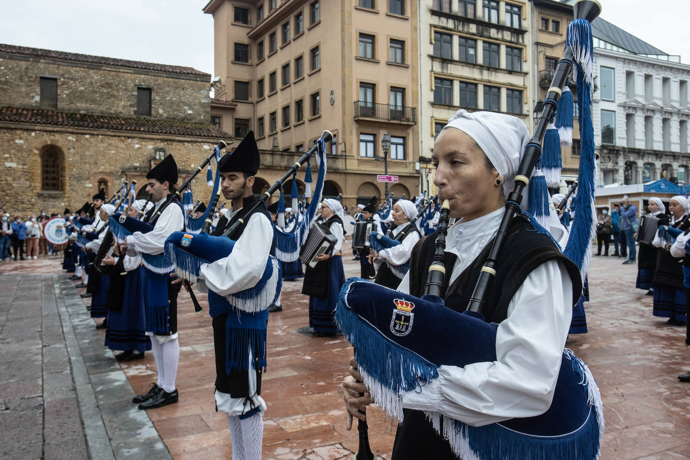 El reparto del bollo entre los socios de la SOF se llevó a cabo en la Plaza de España y les paxarines, las tradicionales figuras de pan, volvieron a la puerta de la Catedral tras el parón por la pandemia