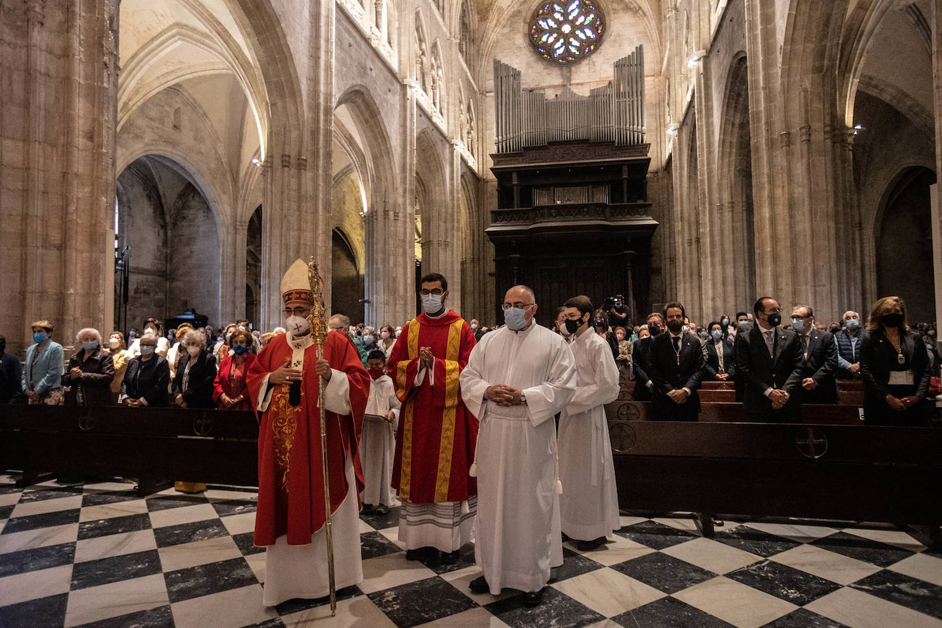 El reparto del bollo entre los socios de la SOF se llevó a cabo en la Plaza de España y les paxarines, las tradicionales figuras de pan, volvieron a la puerta de la Catedral tras el parón por la pandemia