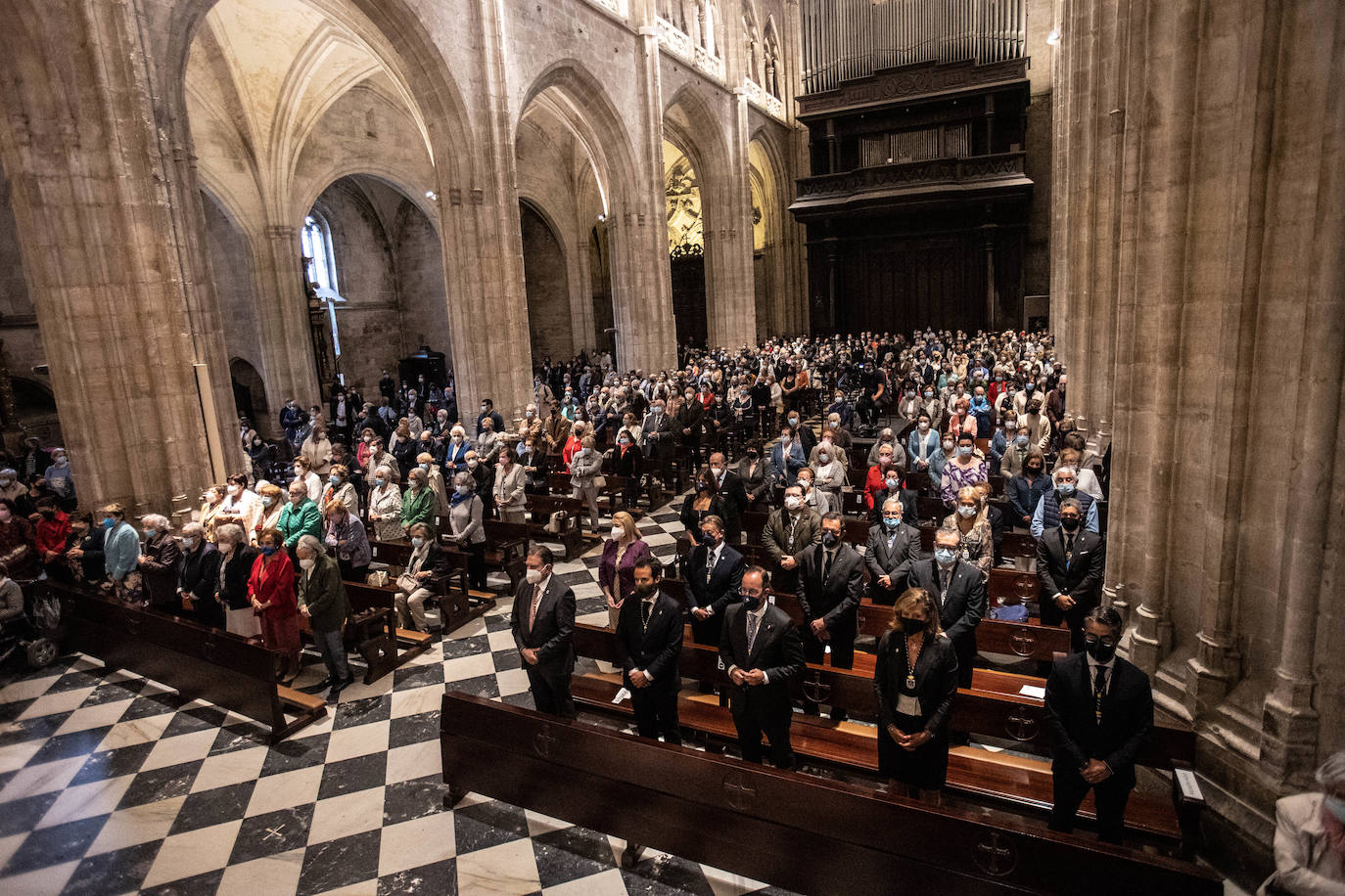 El reparto del bollo entre los socios de la SOF se llevó a cabo en la Plaza de España y les paxarines, las tradicionales figuras de pan, volvieron a la puerta de la Catedral tras el parón por la pandemia