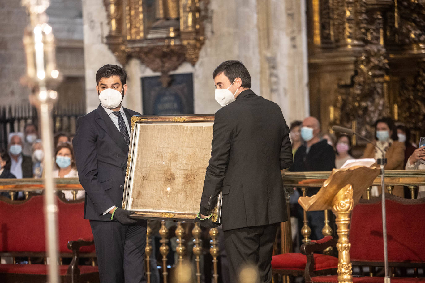 El reparto del bollo entre los socios de la SOF se llevó a cabo en la Plaza de España y les paxarines, las tradicionales figuras de pan, volvieron a la puerta de la Catedral tras el parón por la pandemia