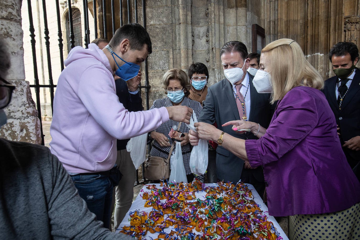 El reparto del bollo entre los socios de la SOF se llevó a cabo en la Plaza de España y les paxarines, las tradicionales figuras de pan, volvieron a la puerta de la Catedral tras el parón por la pandemia