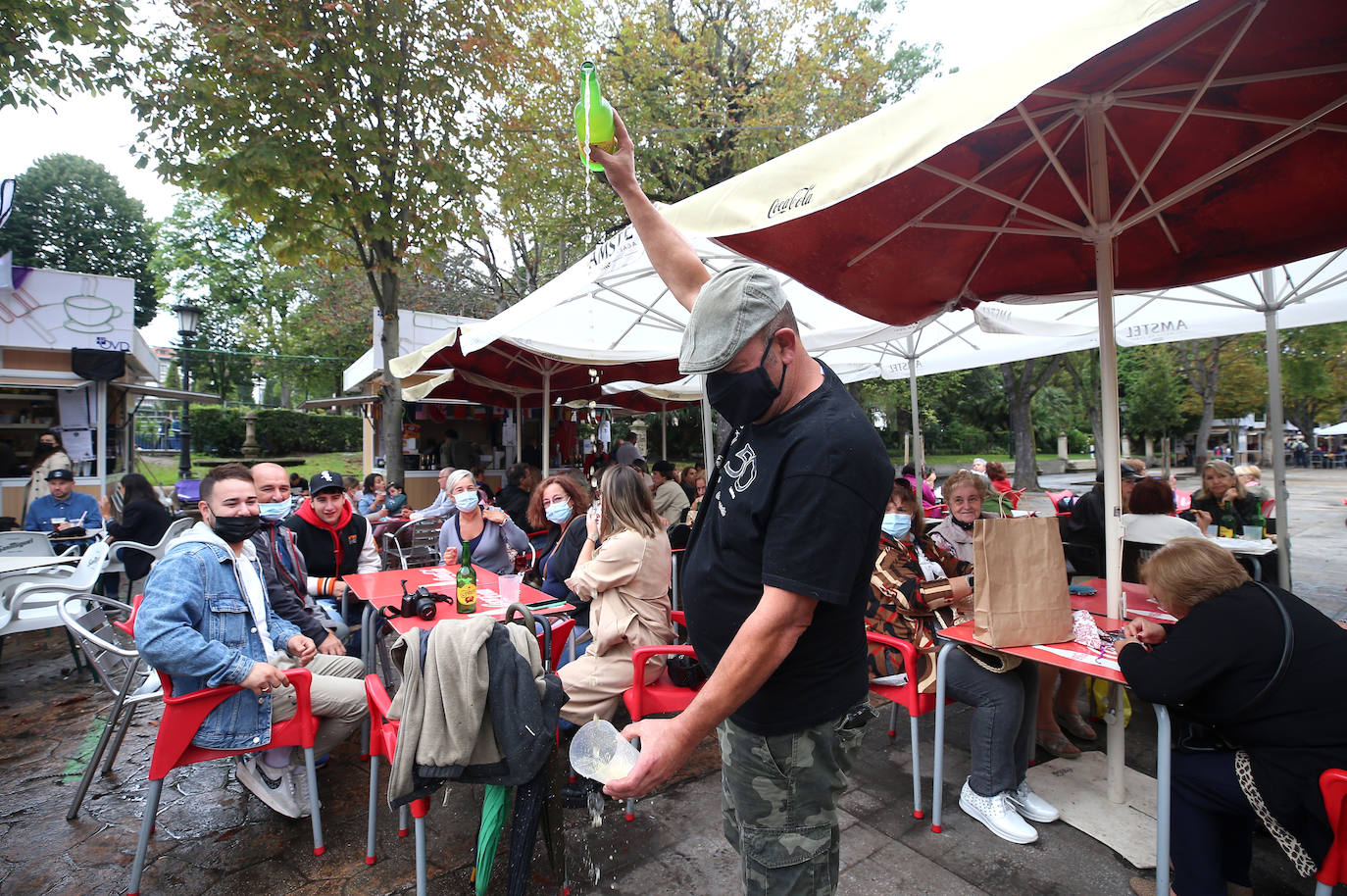 El reparto del bollo entre los socios de la SOF se llevó a cabo en la Plaza de España