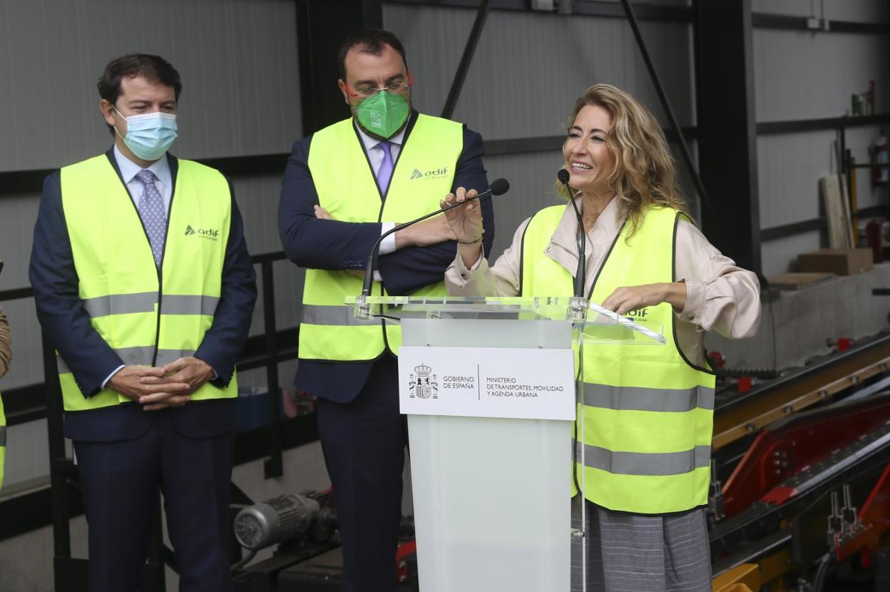 Raquel Sánchez interviene en Campones, con Fernández Mañueco y Barbón detrás, tras el primer viaje de prueba de la variante de Pajares. 