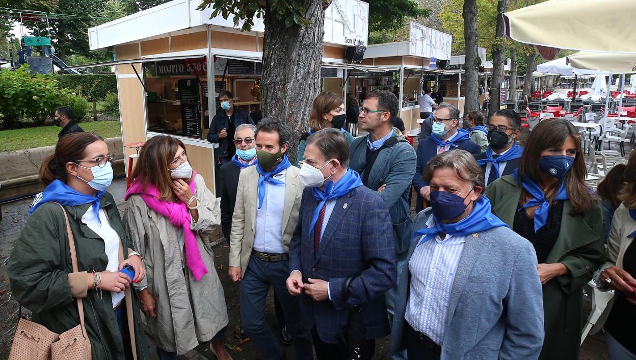 El equipo de gobierno al completo, encabezado por el alcalde, Alfredo Canteli, visita las casetas hosteleras del Campo San Francisco en la penúltima jornada de San Mateo. 