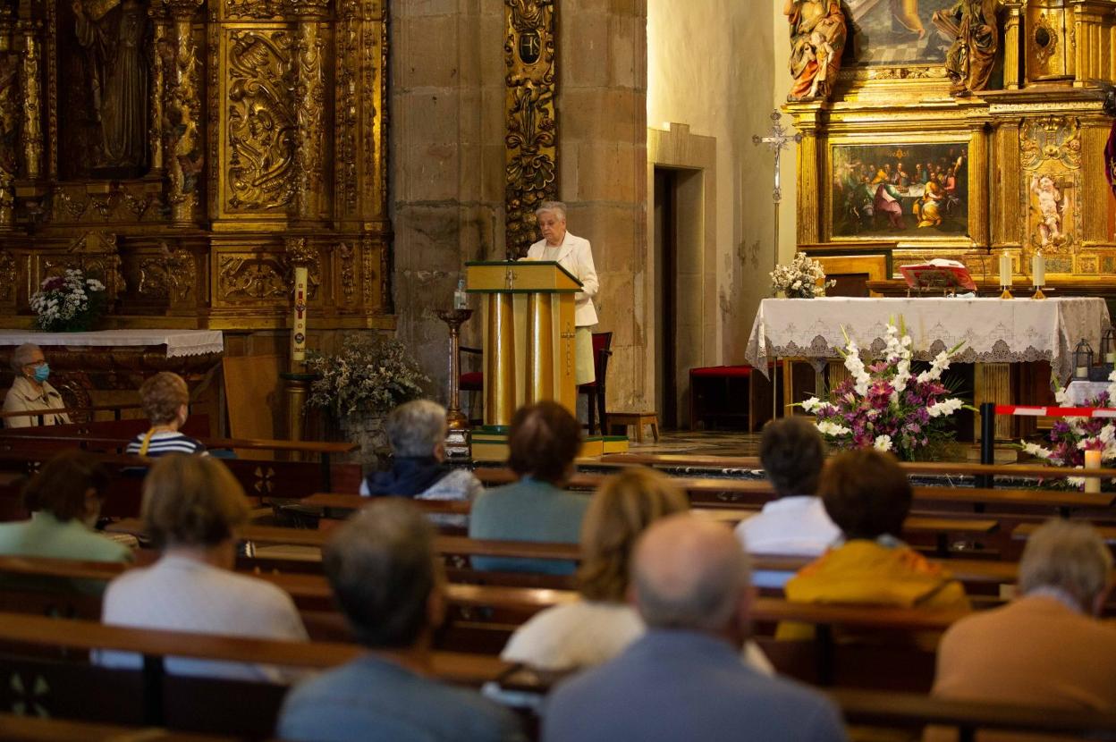 Fermín Riaño durante la misa en Santa María de Noreña. 