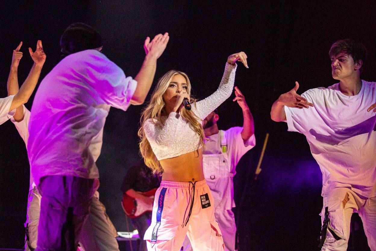 La artista andaluza Ana Mena en un momento de su concierto anoche en el Auditorio. 