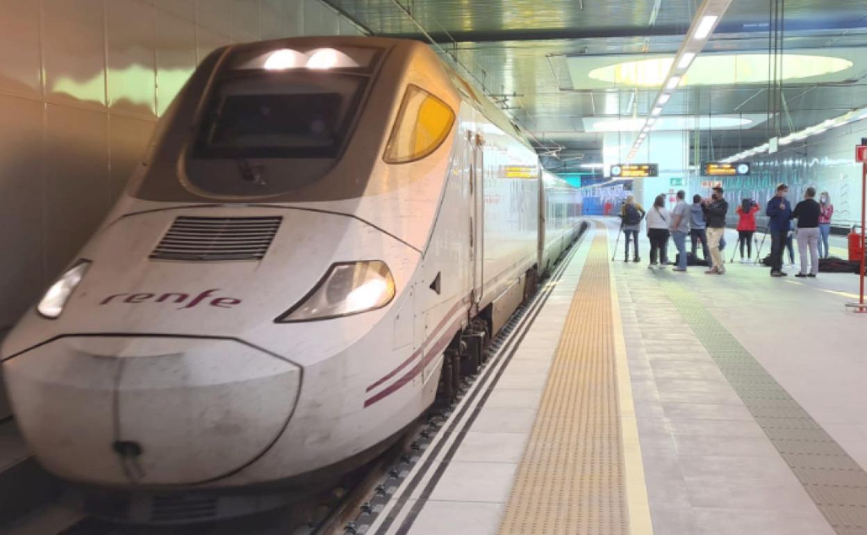 El tren, en el nuevo andén soterrado de León.