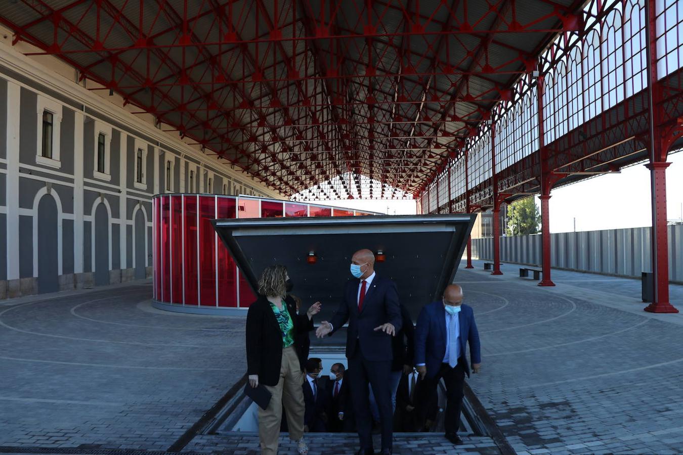 León ha estrenado este martes el nuevo tramo correspondiente a la integración del ferrocarril, que reduce el viaje Asturias-Madrid, que hasta ahora se veía obligado a entrar a la estación provisional o ' de fondo de saco' 