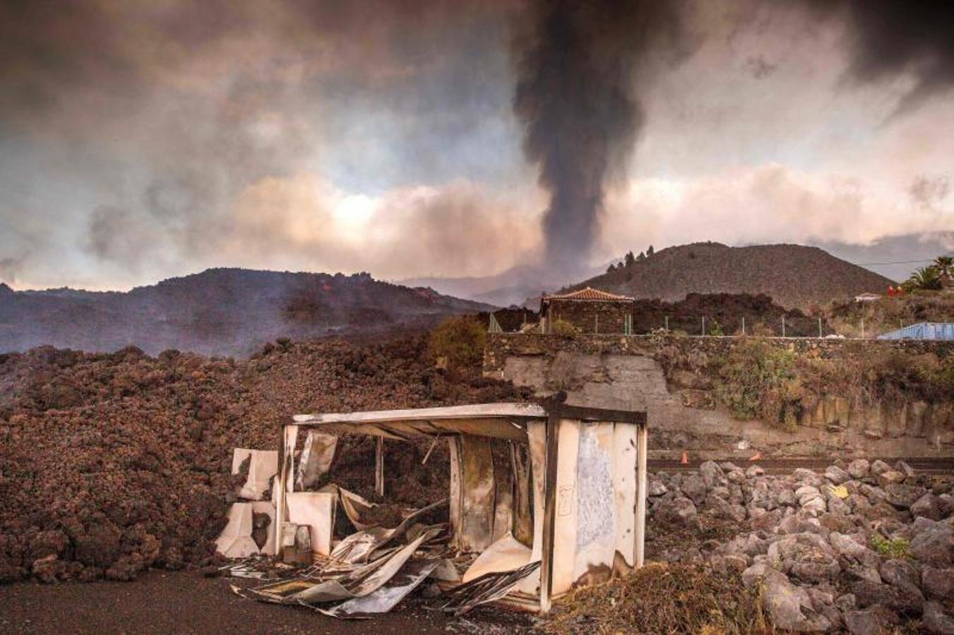 La colada de lava provocada por la erupción del volcán de Cumbre Vieja avanza arranso casas y cultivos.