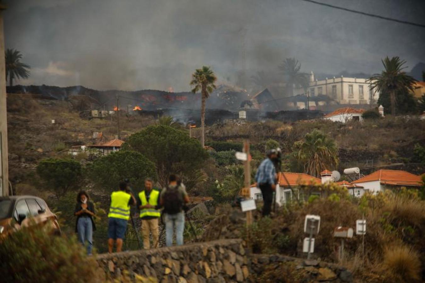 La colada de lava provocada por la erupción del volcán de Cumbre Vieja avanza arranso casas y cultivos.