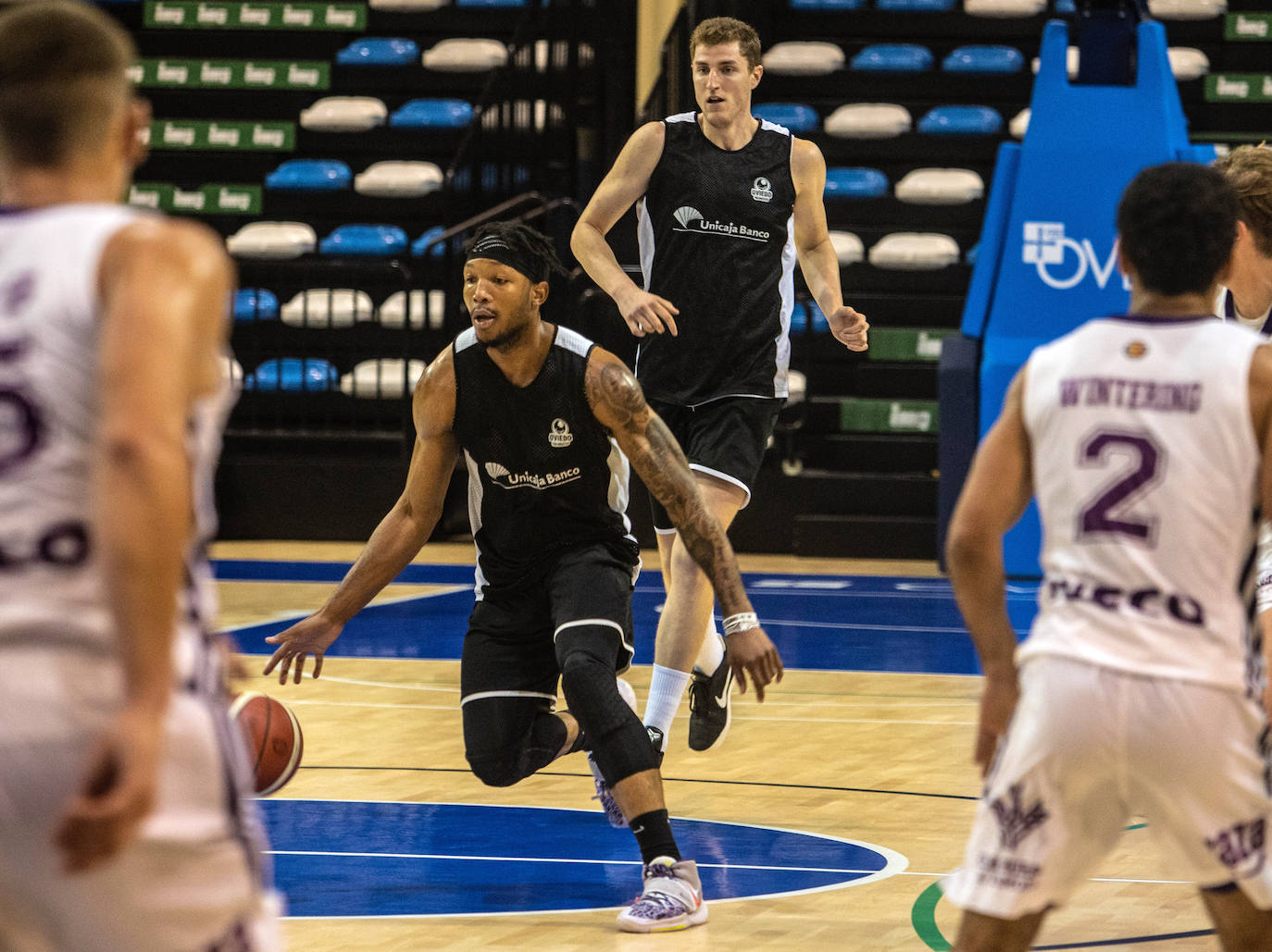 Como colofón al día grande de las fiestas de San Mateo el Unicaja Banco Oviedo presentó ante su público, con una victoria holgada por 101-80 ante el Valladolid, el nuevo proyecto deportivo para la temporada de LEB Oro que dará comienzo en un par de semanas.