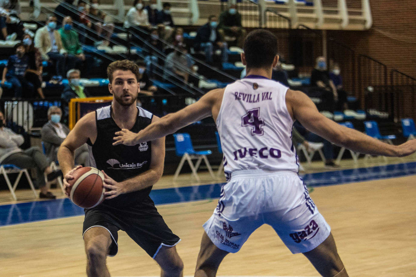 Como colofón al día grande de las fiestas de San Mateo el Unicaja Banco Oviedo presentó ante su público, con una victoria holgada por 101-80 ante el Valladolid, el nuevo proyecto deportivo para la temporada de LEB Oro que dará comienzo en un par de semanas.