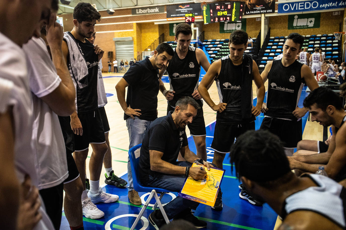 Como colofón al día grande de las fiestas de San Mateo el Unicaja Banco Oviedo presentó ante su público, con una victoria holgada por 101-80 ante el Valladolid, el nuevo proyecto deportivo para la temporada de LEB Oro que dará comienzo en un par de semanas.