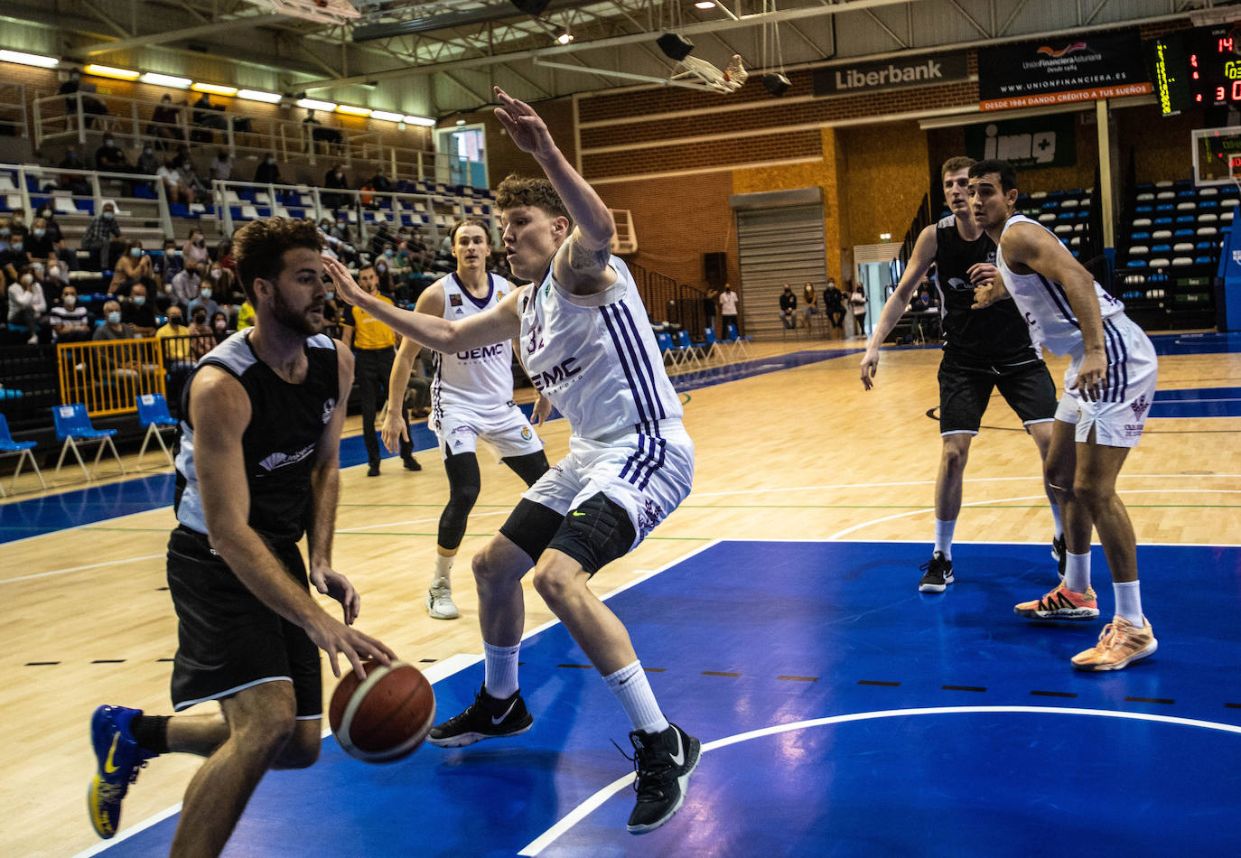 Como colofón al día grande de las fiestas de San Mateo el Unicaja Banco Oviedo presentó ante su público, con una victoria holgada por 101-80 ante el Valladolid, el nuevo proyecto deportivo para la temporada de LEB Oro que dará comienzo en un par de semanas.