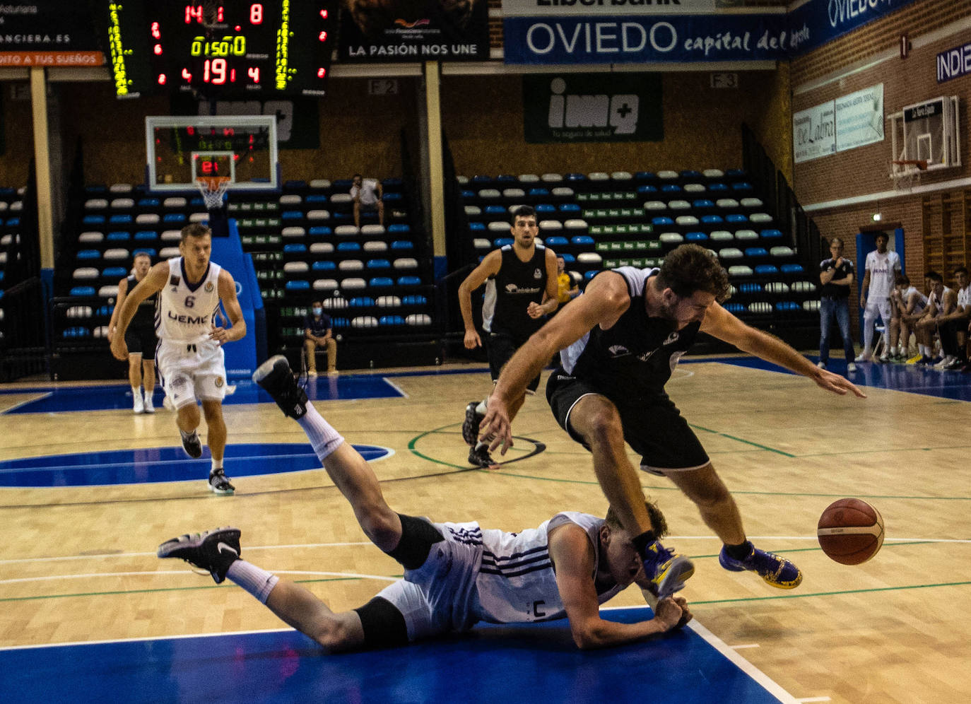 Como colofón al día grande de las fiestas de San Mateo el Unicaja Banco Oviedo presentó ante su público, con una victoria holgada por 101-80 ante el Valladolid, el nuevo proyecto deportivo para la temporada de LEB Oro que dará comienzo en un par de semanas.