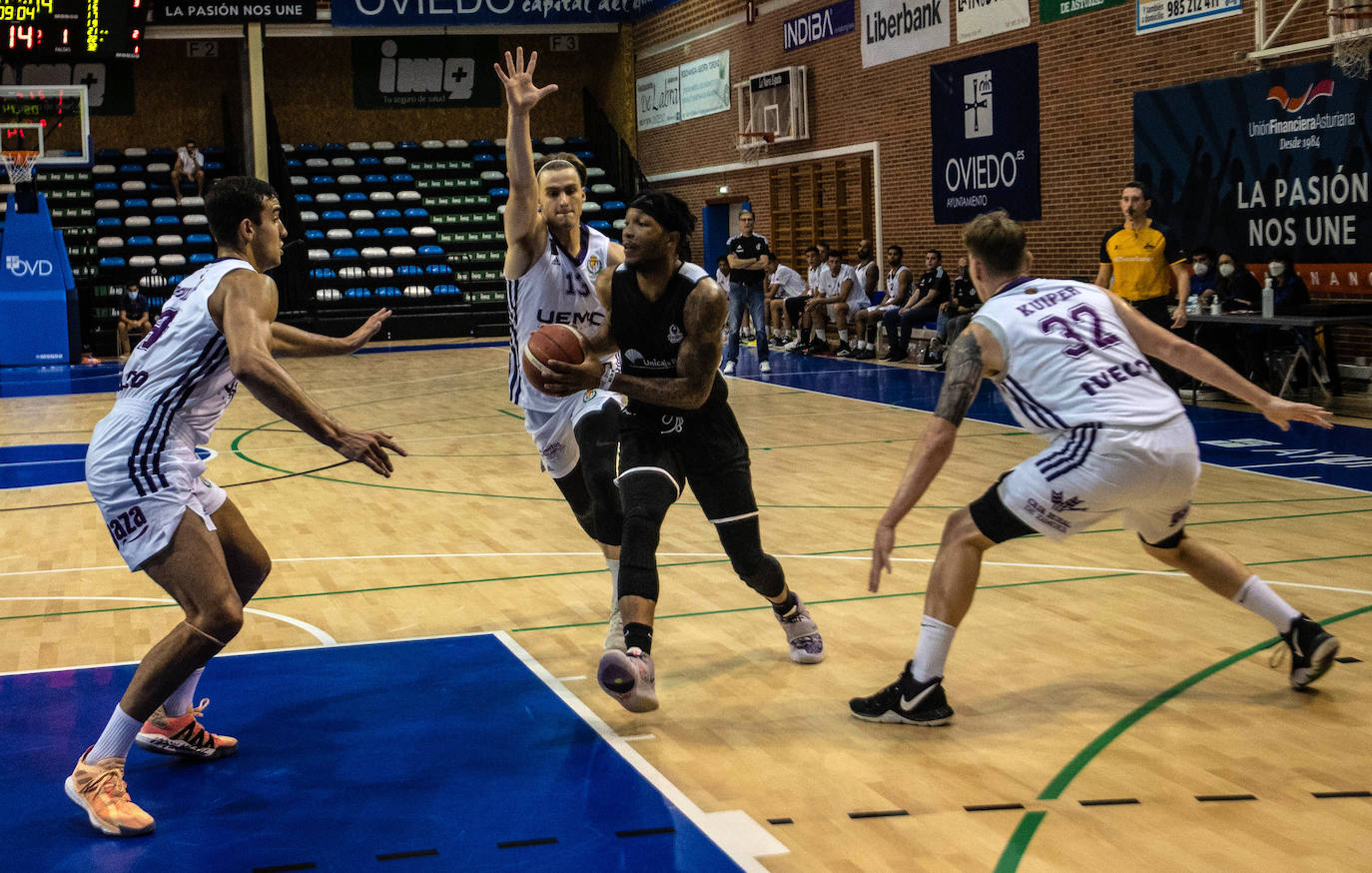 Como colofón al día grande de las fiestas de San Mateo el Unicaja Banco Oviedo presentó ante su público, con una victoria holgada por 101-80 ante el Valladolid, el nuevo proyecto deportivo para la temporada de LEB Oro que dará comienzo en un par de semanas.