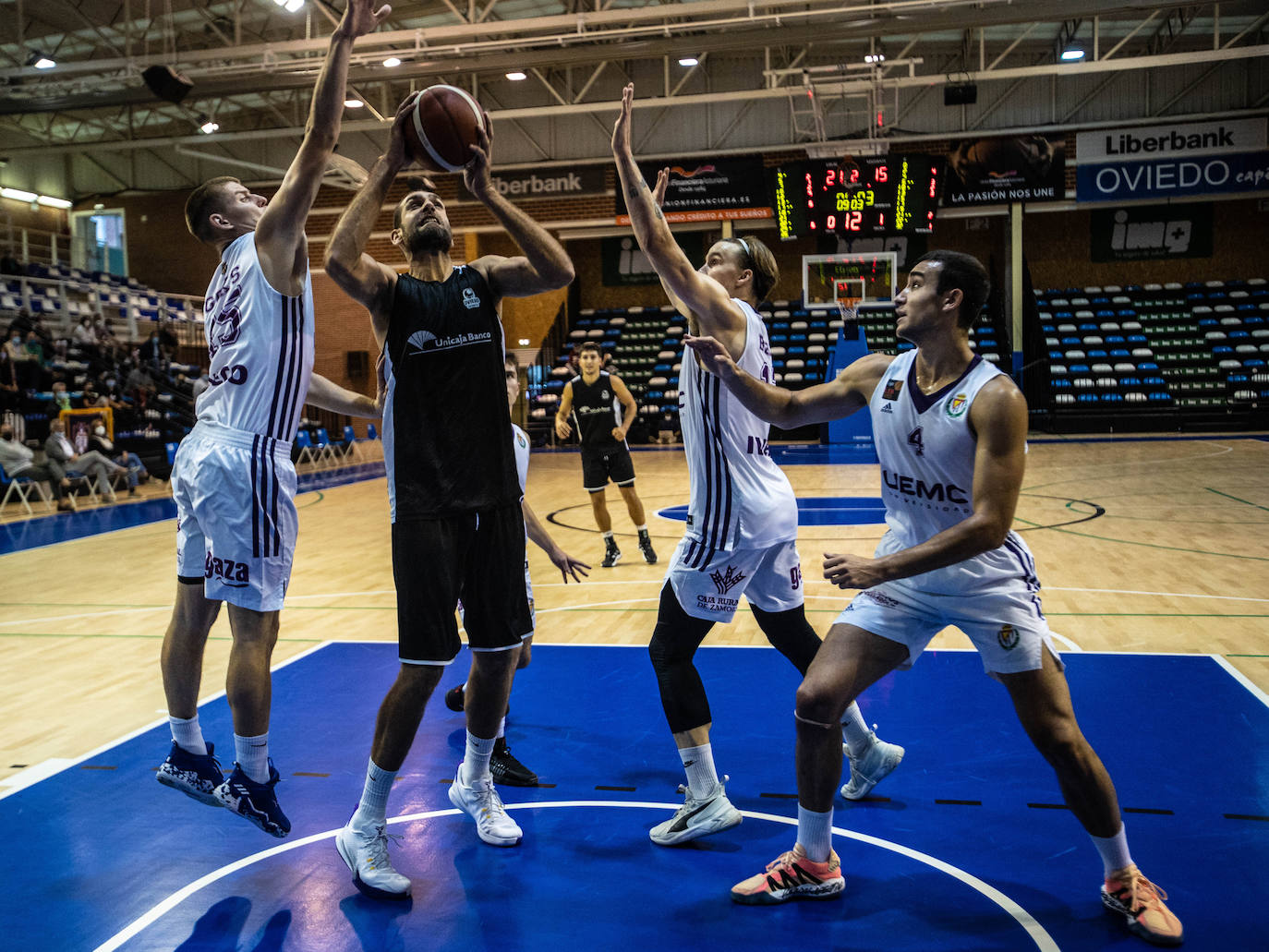 Como colofón al día grande de las fiestas de San Mateo el Unicaja Banco Oviedo presentó ante su público, con una victoria holgada por 101-80 ante el Valladolid, el nuevo proyecto deportivo para la temporada de LEB Oro que dará comienzo en un par de semanas.