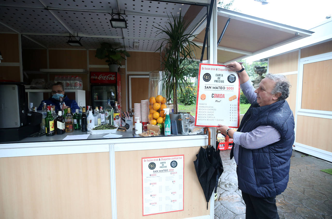 Trabajadores y voluntarios retiran las casetas para devolver la normalidad a las calles
