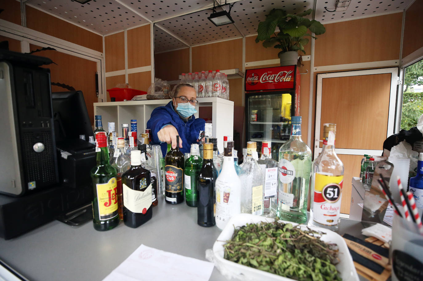 Trabajadores y voluntarios retiran las casetas para devolver la normalidad a las calles