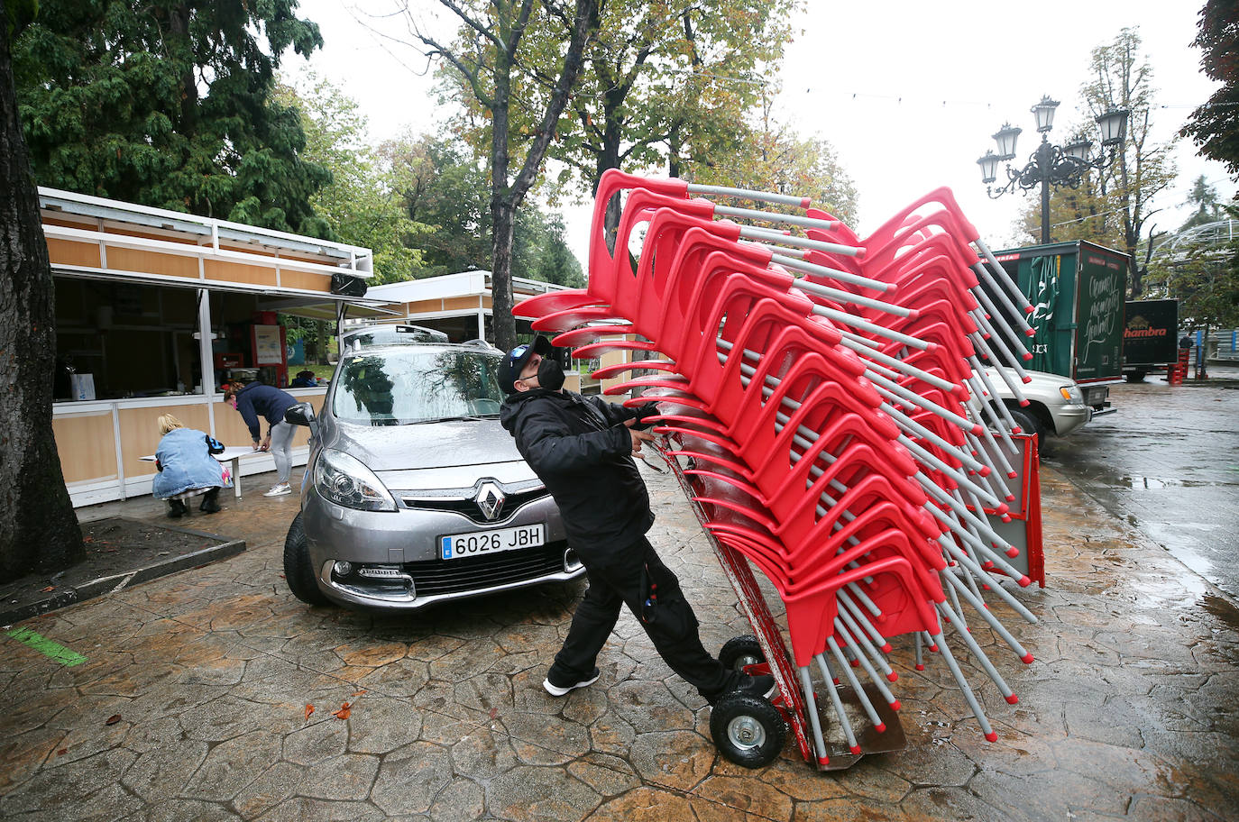 Trabajadores y voluntarios retiran las casetas para devolver la normalidad a las calles