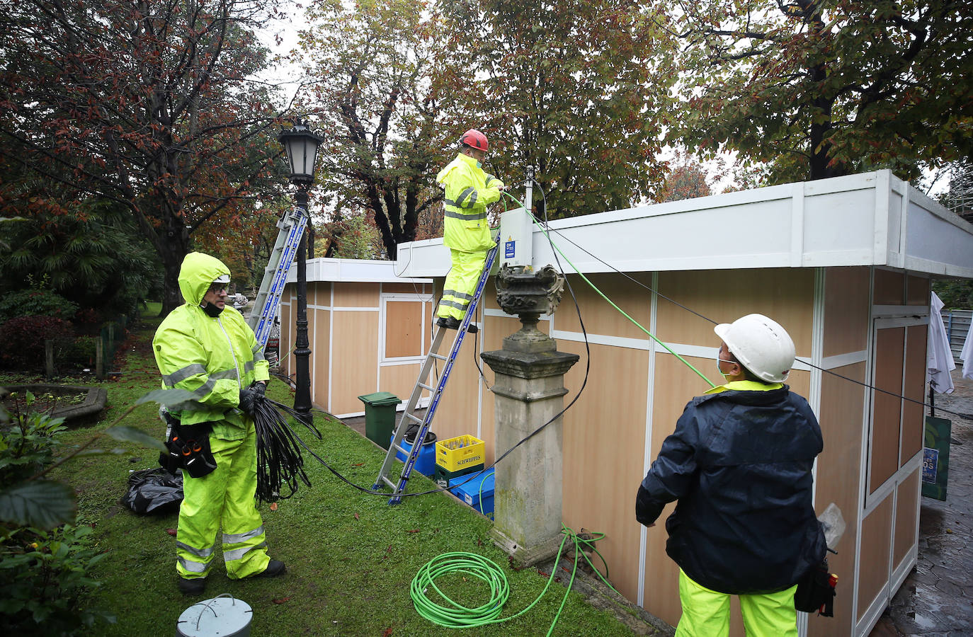 Trabajadores y voluntarios retiran las casetas para devolver la normalidad a las calles