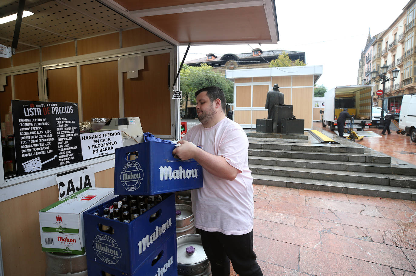 Trabajadores y voluntarios retiran las casetas para devolver la normalidad a las calles