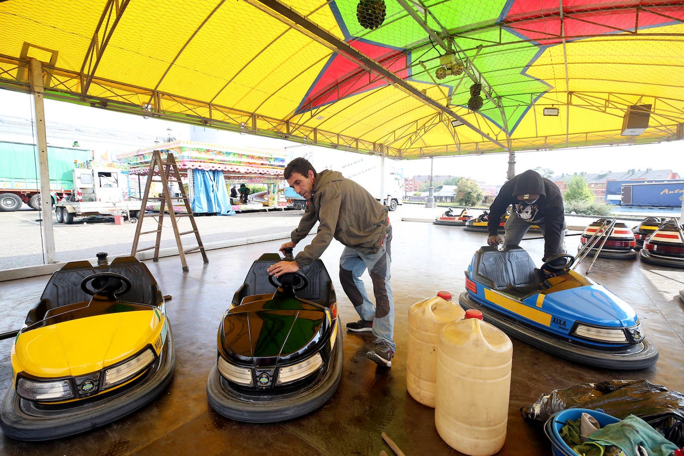 Trabajadores y voluntarios retiran las casetas para devolver la normalidad a las calles