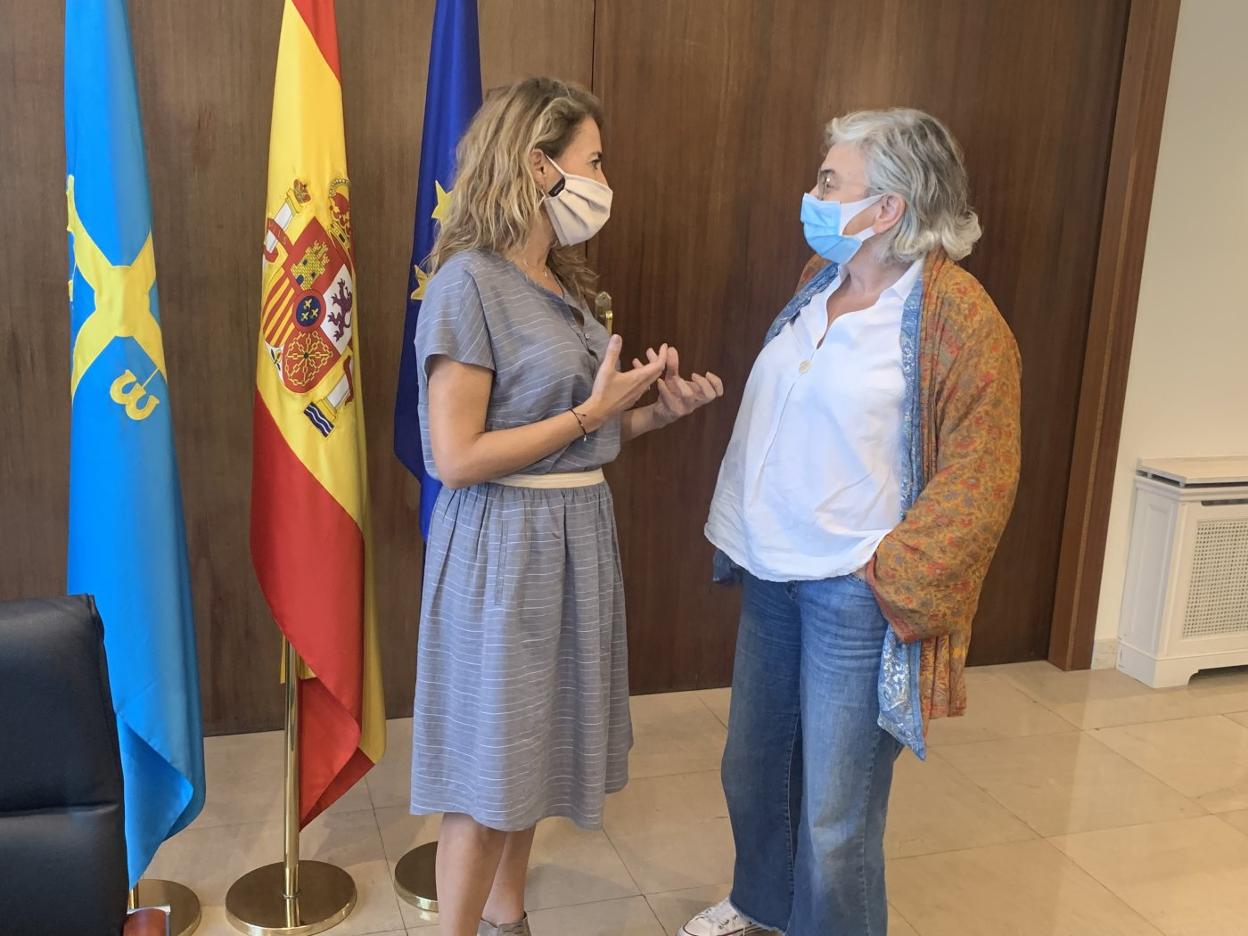 La ministra de Transportes, Raquel Sánchez, intercambia impresiones con la alcaldesa Ana González. 