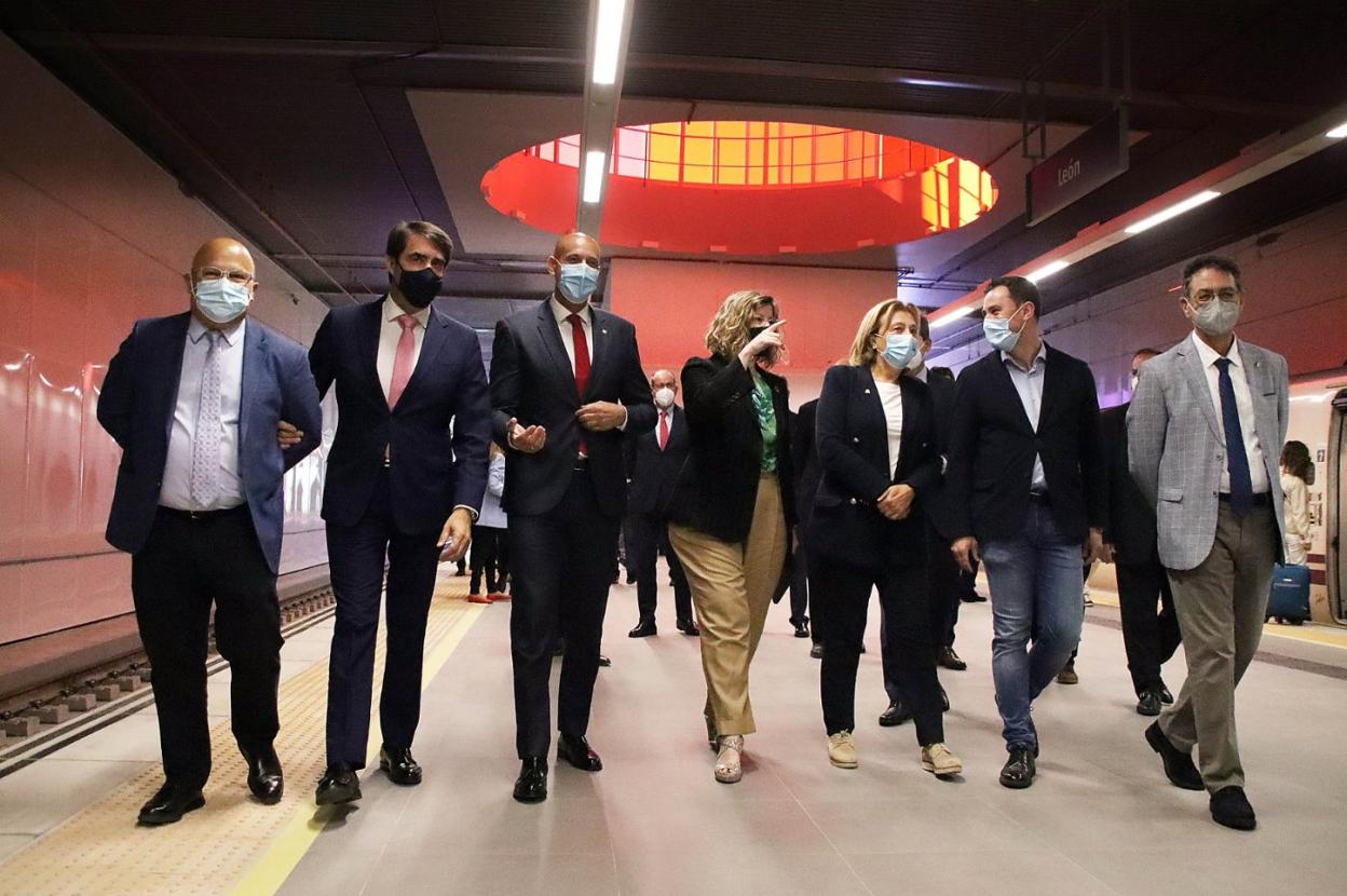 La delegada del Gobierno en Asturias, Delia Losa (tercera por la izquierda), con las autoridades que ayer inauguraron la estación leonesa. 
