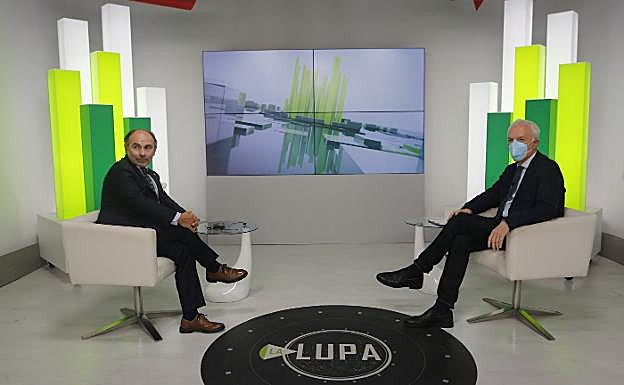 Ignacio Villaverde y Juan Neira, antes de comenzar la entrevista en Canal 10. 