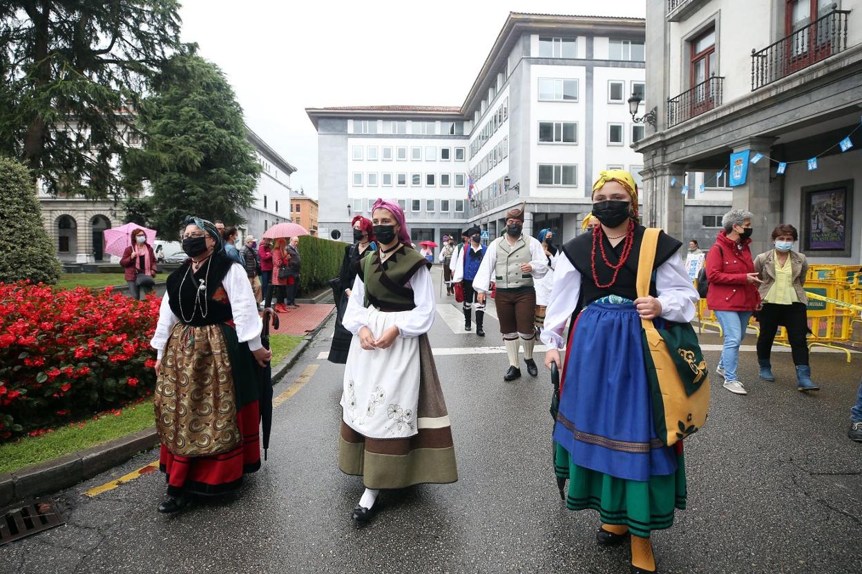 El folclore asturiano alegró la entrega del bollo y el vino. 