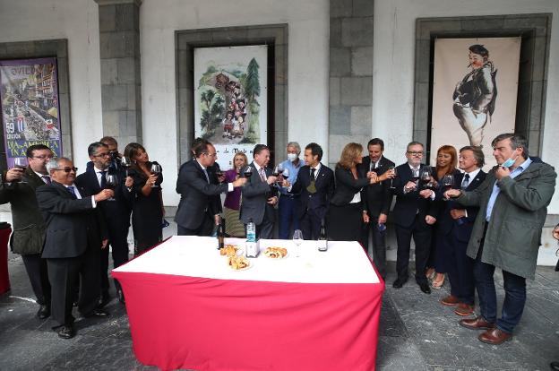 Canteli, Camba y Cuesta, en el centro, brindan con el resto del gobierno local y miembros de la SOF. 