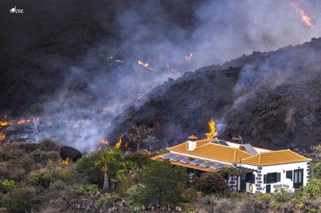 Una casa en mitad de la lava del volcán de La Palma queda a salvo de ser destrozada por la lava en la zona de El Paraíso.