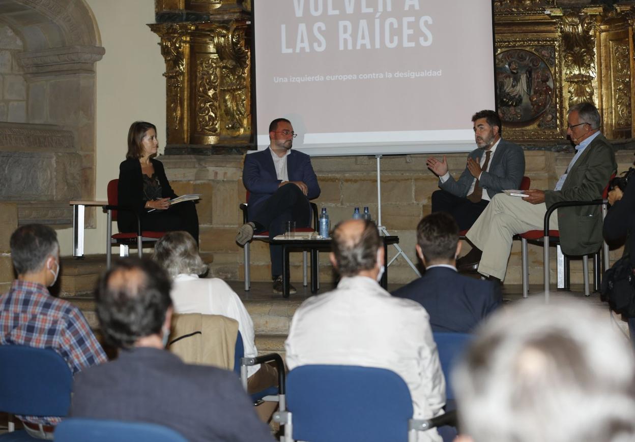Carolina Gancedo, Adrián Barbón, Jonás Fernández y José Ramón Patterson, en la presentación del libro en la colegiata. 