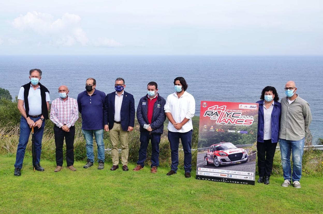 Los organizadores con el alcalde llanisco, Enrique Riestra, ayer, durante la presentación del Rally. 