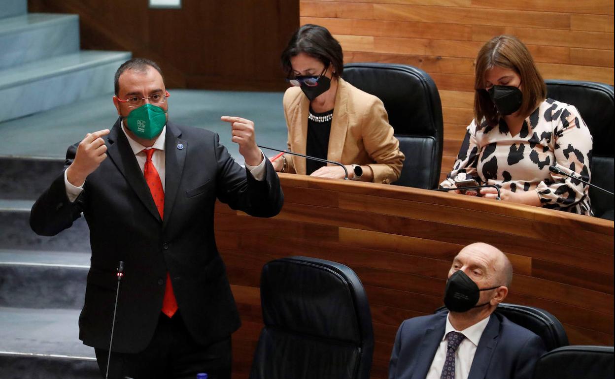 Barbón se dirige a Adrián Pumares.