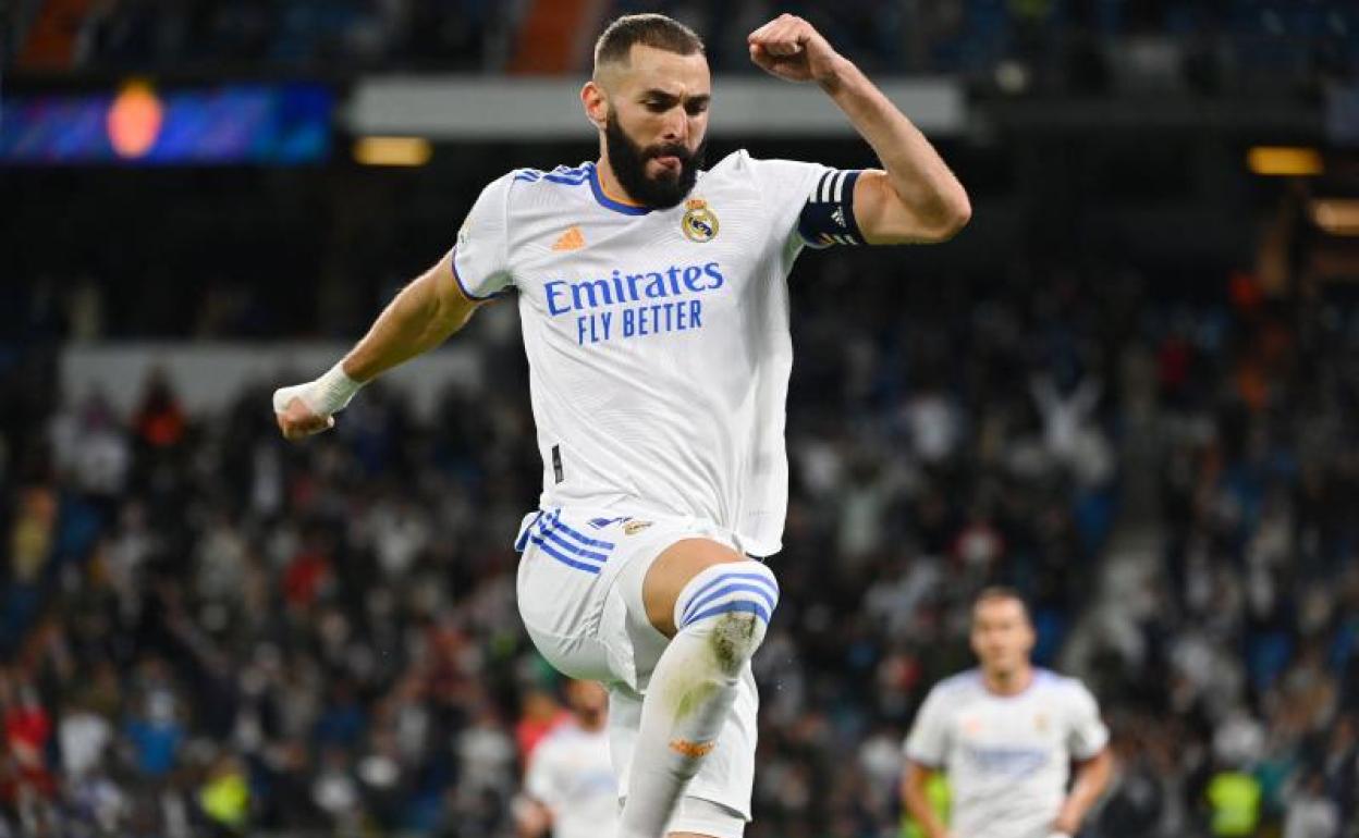 Karim Benzema celebra uno de sus goles ante el Mallorca. 