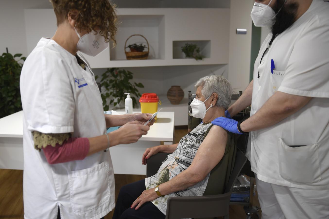 El Principado da inicio a las terceras inoculaciones a los mayores, la residencia mixta de Pumarín, en Gijón, el lugar elegido para empezar