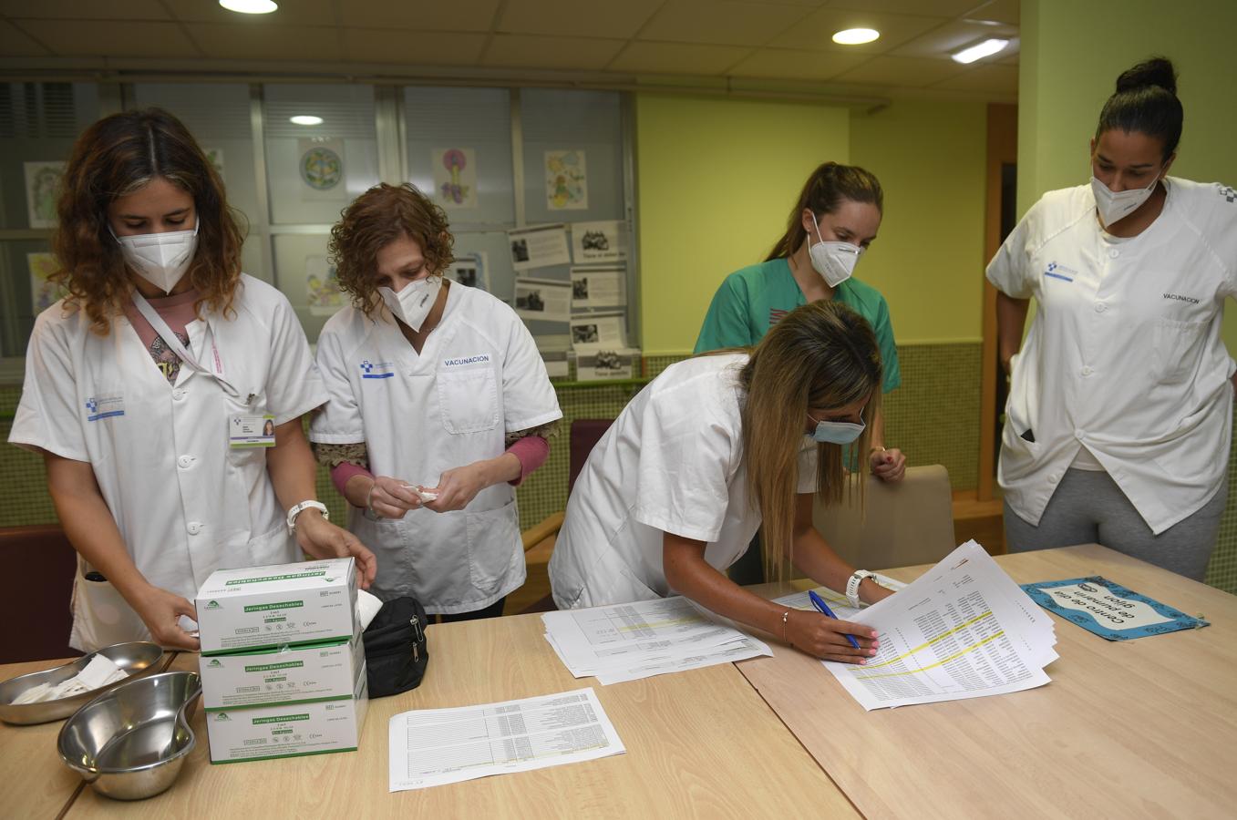 El Principado da inicio a las terceras inoculaciones a los mayores, la residencia mixta de Pumarín, en Gijón, el lugar elegido para empezar