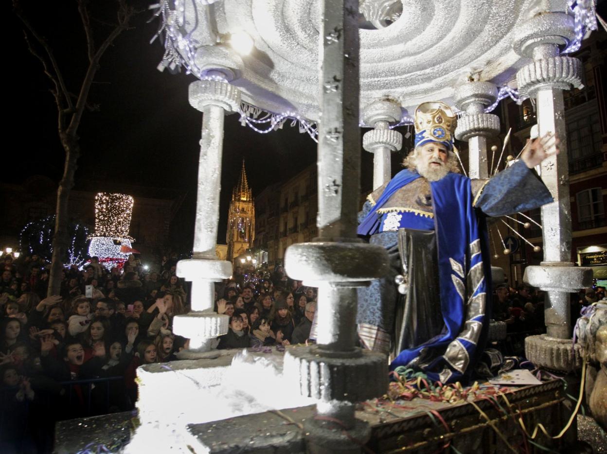El rey mago Melchor en la última cabalgata, cuando no había irrumpido la covid. 
