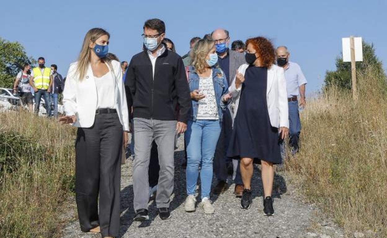 La secretaria de Estado de Energía y el consejero de Industria, el pasado martes, junto a los alcaldes del suroccidente asturiano y de los municipios mineros de León, en su visita a Ibias el pasado agosto.