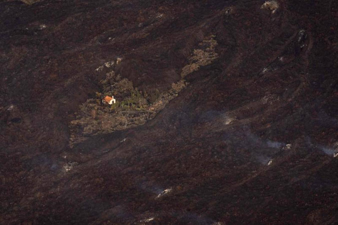 La lengua de lava del volcán de Cumbre Vieja, que entró en erupción el pasado domingo en La Palma, ha arrasado más de 166 hectáreas y centenares edificaciones. Aún sigue en fase explosiva y sus cenizas ya han llegado a la isla de La Gomera. La columna de gases de la erupción ya alcanza una altura de seis kilómetros sobre el nivel del mar. 