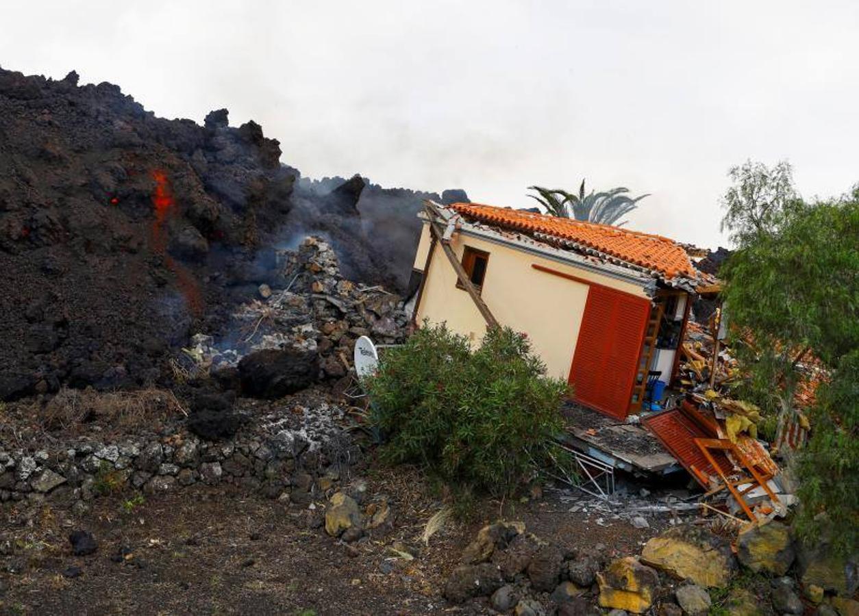 La lengua de lava del volcán de Cumbre Vieja, que entró en erupción el pasado domingo en La Palma, ha arrasado más de 166 hectáreas y centenares edificaciones. Aún sigue en fase explosiva y sus cenizas ya han llegado a la isla de La Gomera. La columna de gases de la erupción ya alcanza una altura de seis kilómetros sobre el nivel del mar. 